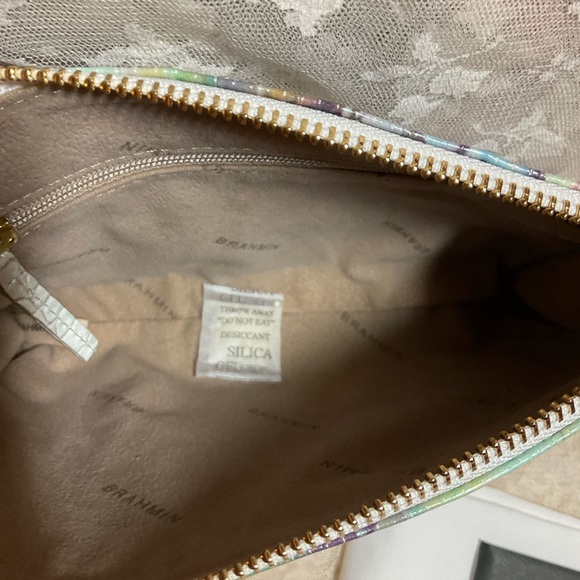 NWT PRISM OMBRE’ BRAHMIN DAISY WRISTLET, CLUTCH - beautiful. - Picture 3 of 8